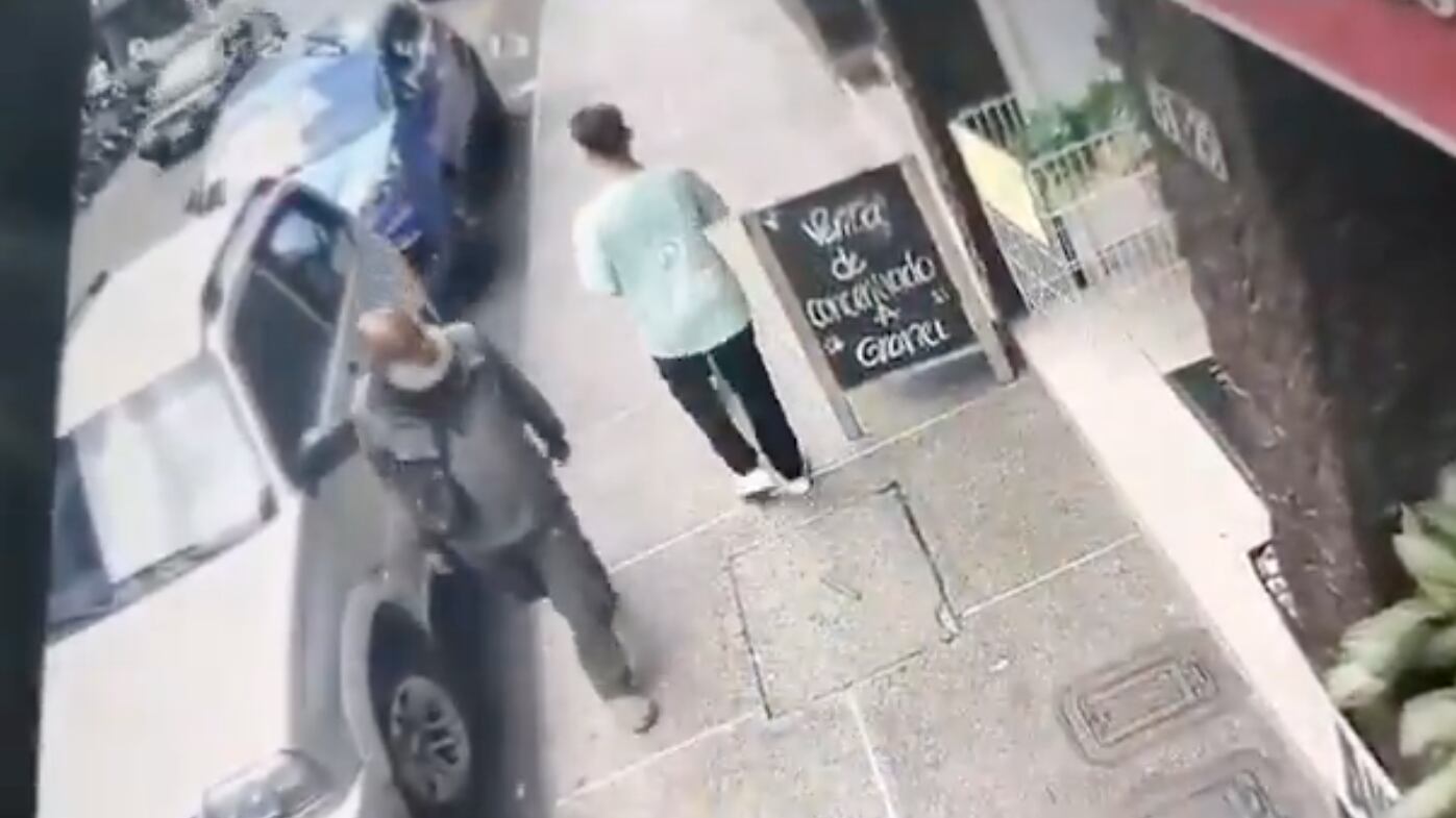 ¡Por una moneda!: Joven es asesinado por un hombre en situación de calle en Colombia