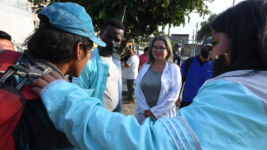 Julieta Sagñay, directora del Programa por un Futuro sin Drogas, escucha a uno de los jóvenes rescatados.