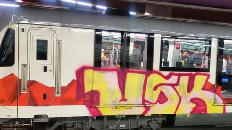 Tren del metro grafiteado en Junio