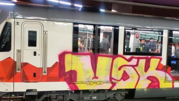 Tren del metro grafiteado en Junio