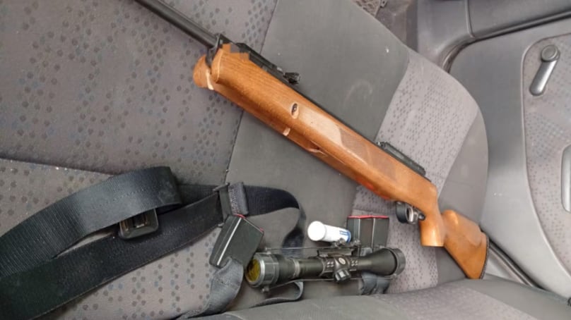 Sujeto le disparó en la cabeza a un niño de 9 años con un rifle de aire comprimido y luego se entregó a las autoridades