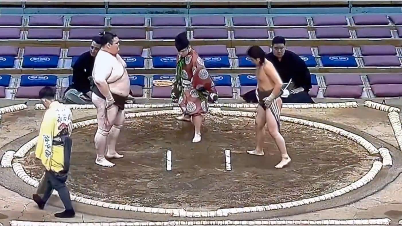 A los 16 años, luchador de sumo vence a oponente con 100 kilos de ventaja