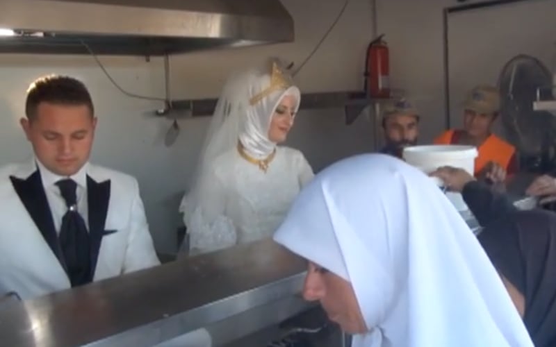 Fethullah Üzümcüoğlu y Esra Polat sirviendo comida a 4,000 refugiados en Kilis, Turquía, durante su boda solidaria.