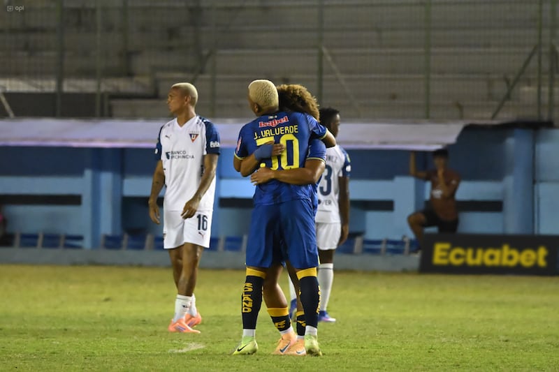 Delfín festeja el gol de Erick Mendoza a Liga de Quito