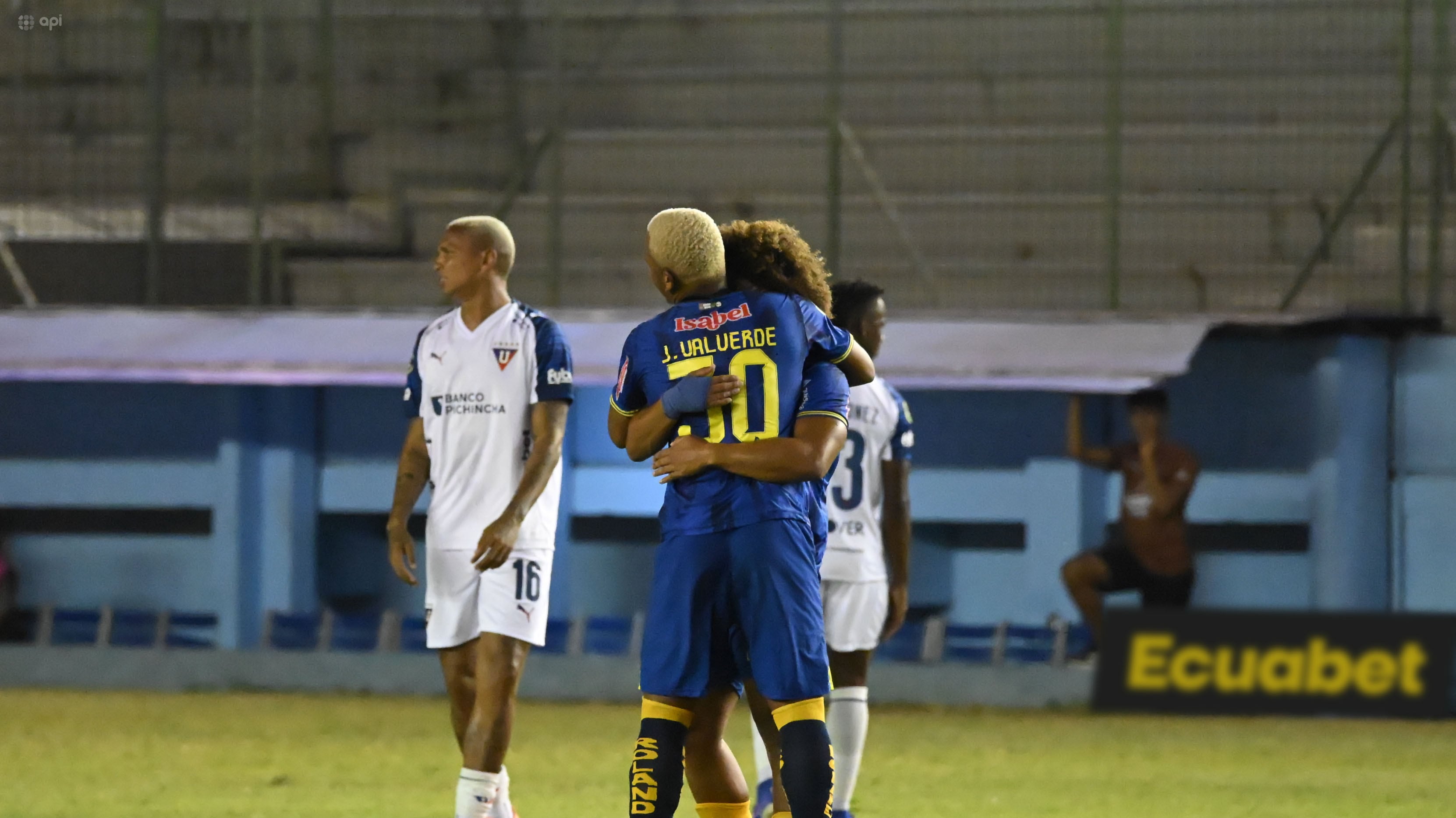 Delfín festeja el gol de Erick Mendoza a Liga de Quito