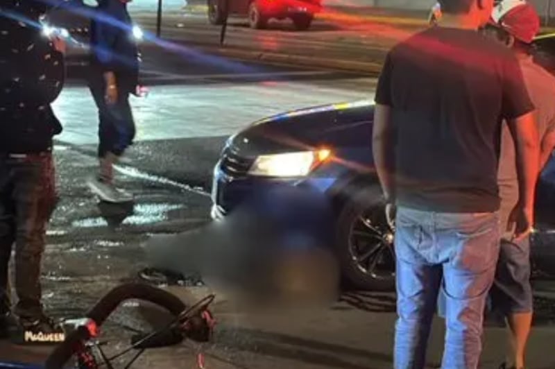 Conductora ebria atropella y arrastra a repartidor en Celaya, México