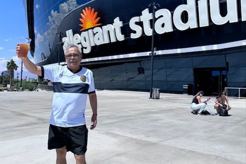 El hincha ecuatoriano que acompañó a la Tri gracias al regalo del Día del Padre de sus hijas