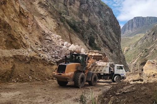 La vía Cuenca-Girón-Pasaje sigue bloqueada: retiran toneladas de tierra y roca
