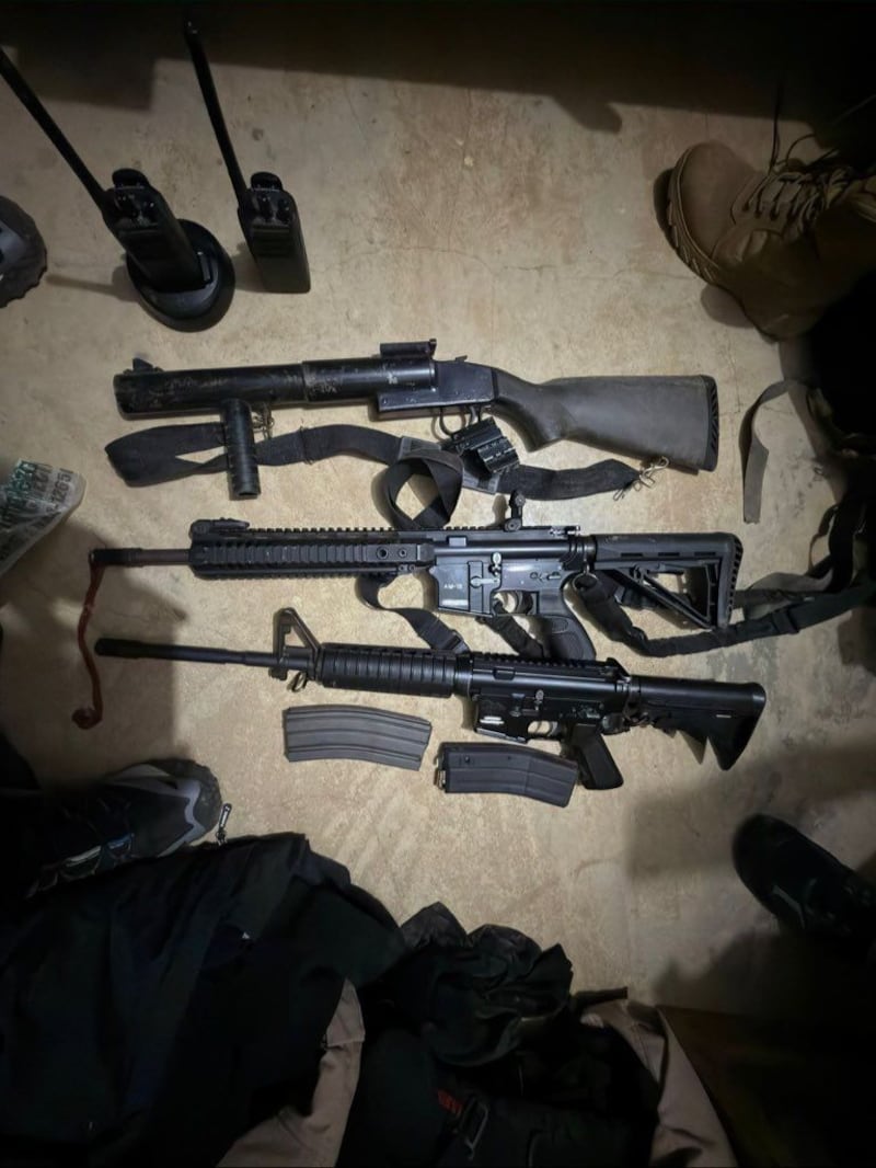 Tres policías y un militar en servicio pasivo fueron detenidos por tráfico de armas en Camilo Ponce Enríquez. Foto: Policía Nacional