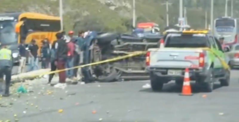 Auto del siniestro de tránsito en el Paso Lateral de Ambato