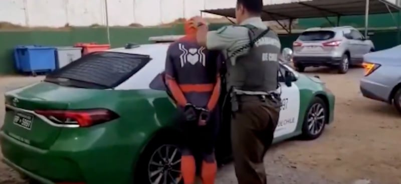 Capturan a prófugo por homicidio frustrado que se escondía bajo el disfraz de “Spider-Man” - Fuente: Video de X