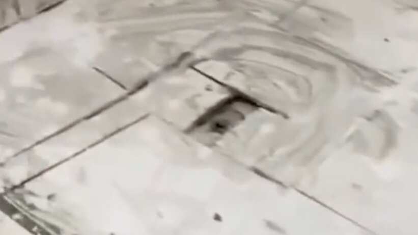 Mujer muestra mal trabajo en su baño