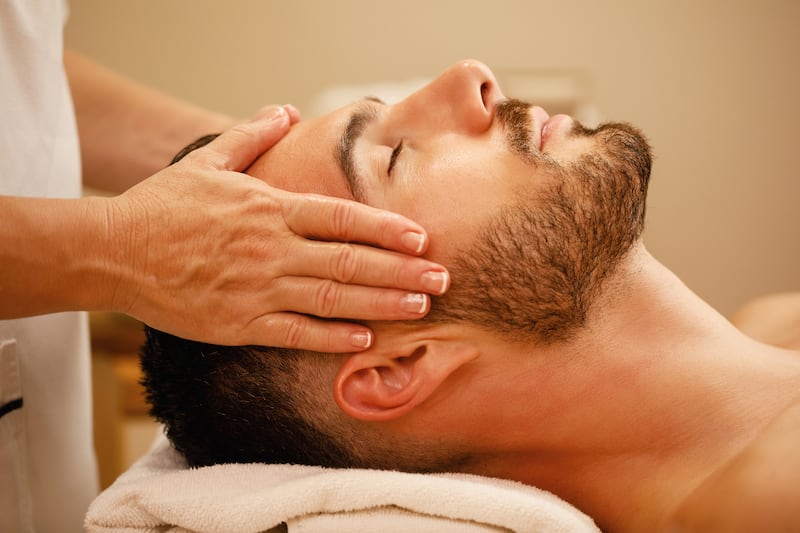 El Reiki se basa en el enfoque oriental de que todo ser vivo posee una energía vital que debe fluir correctamente. Foto: Freepik.