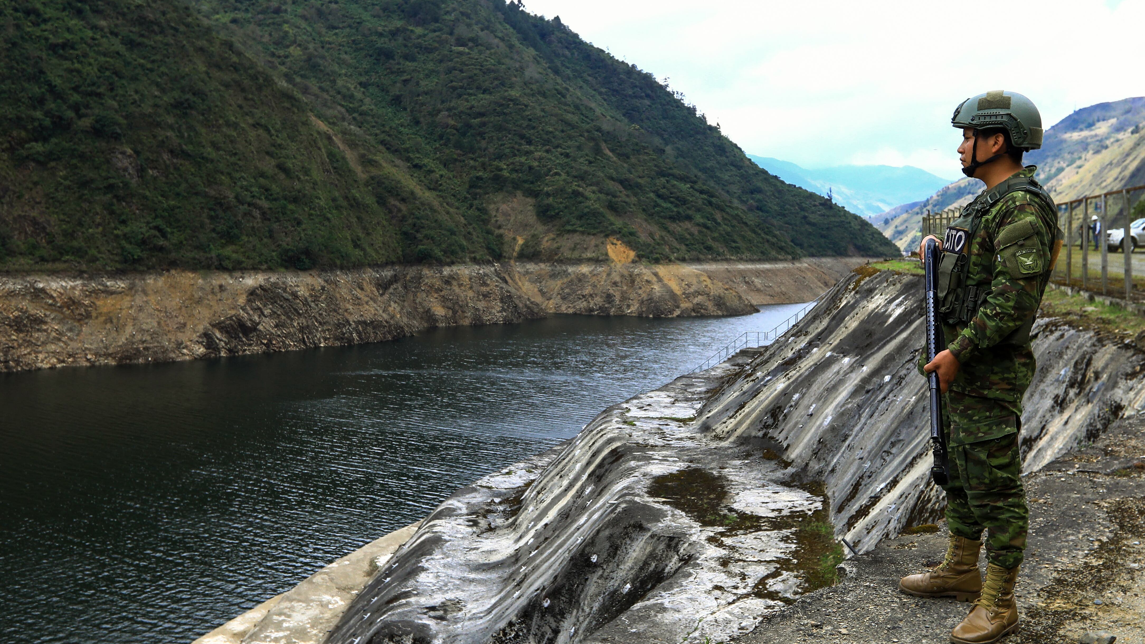 Un integrante de las Fuerzas Armadas de Ecuador recorre el embalse de Mazar