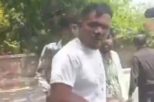 Así caminó el único sobreviviente del accidente del avión de Air India: “solo vi cadáveres a mi alrededor”