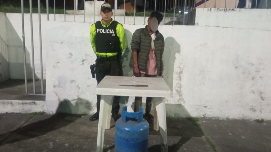 Robó un cilindro de gas y cayó sobre tendedero al intentar huir de la Policía en Quito