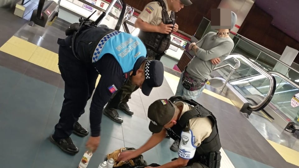 Aprehenden a ciudadano que estaba grafiteando parada del Metro de Quito