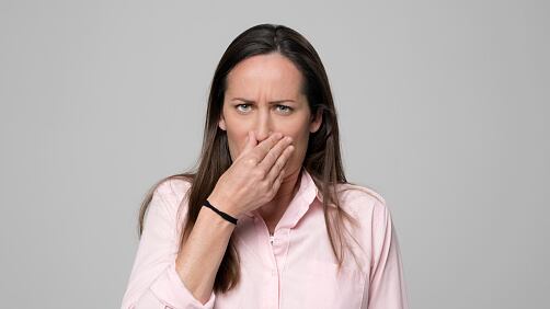 Influencer resalta mal olor de los europeos