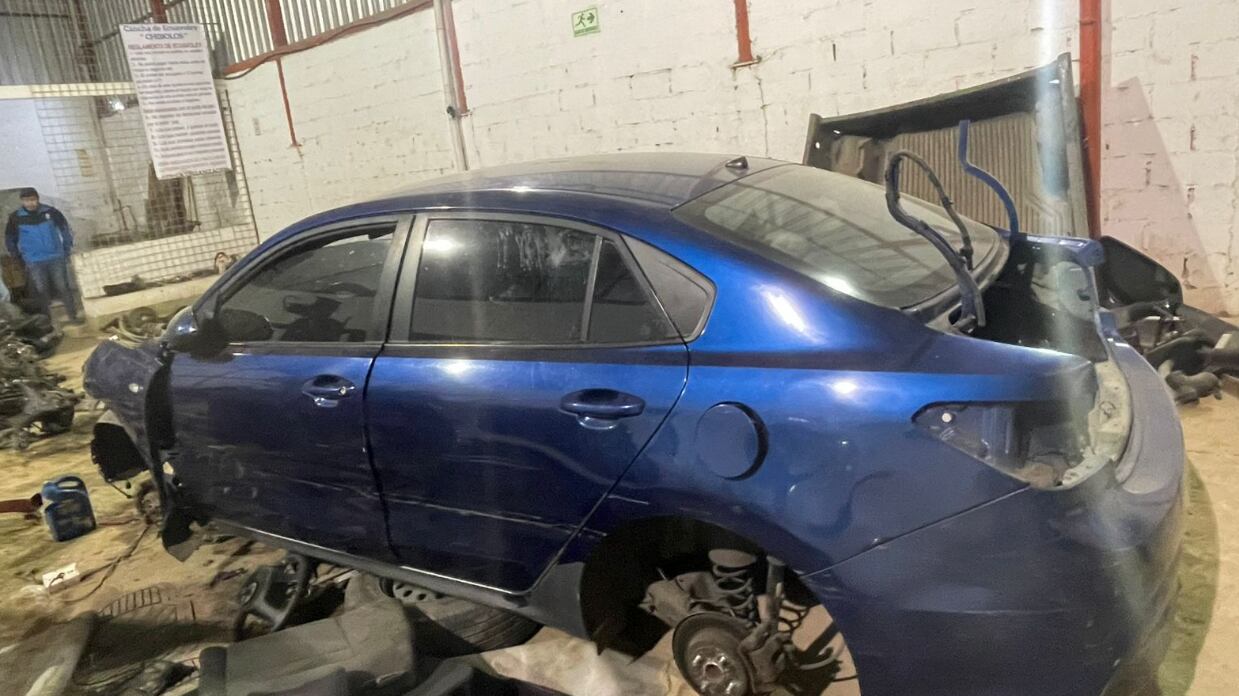Autos robados eran desmantelados en taller mecánico en el sur de Quito