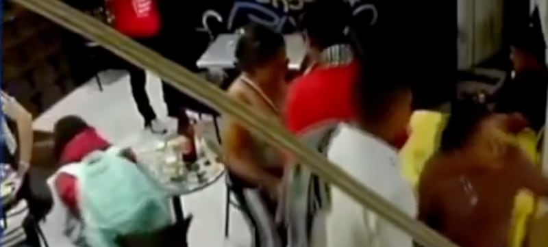 Mujer fue asesinada a apuñaladas por su expareja durante una fiesta laboral - Fuente: Video de X