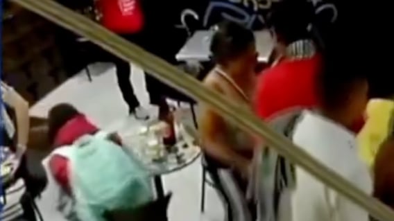 Mujer fue asesinada a apuñaladas por su expareja durante una fiesta laboral - Fuente: Video de X