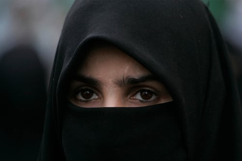 Irán suspende la imposición del velo obligatorio: un giro inesperado en la política islámica