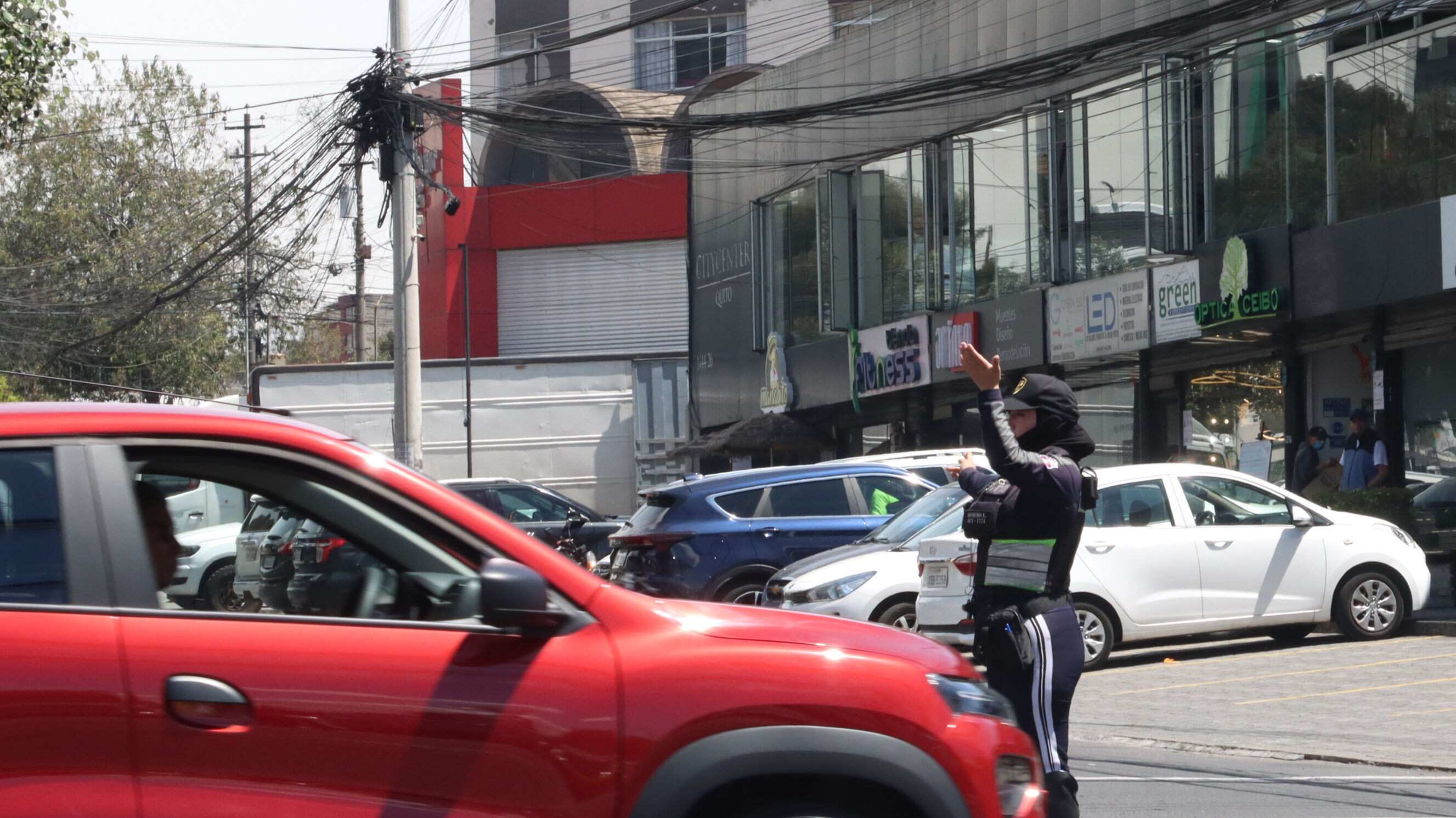 Agentes de Tránsito en el sector de los Shyris y Río Coca ayudan a descongestionar el tránsito durante los cortes de energía.