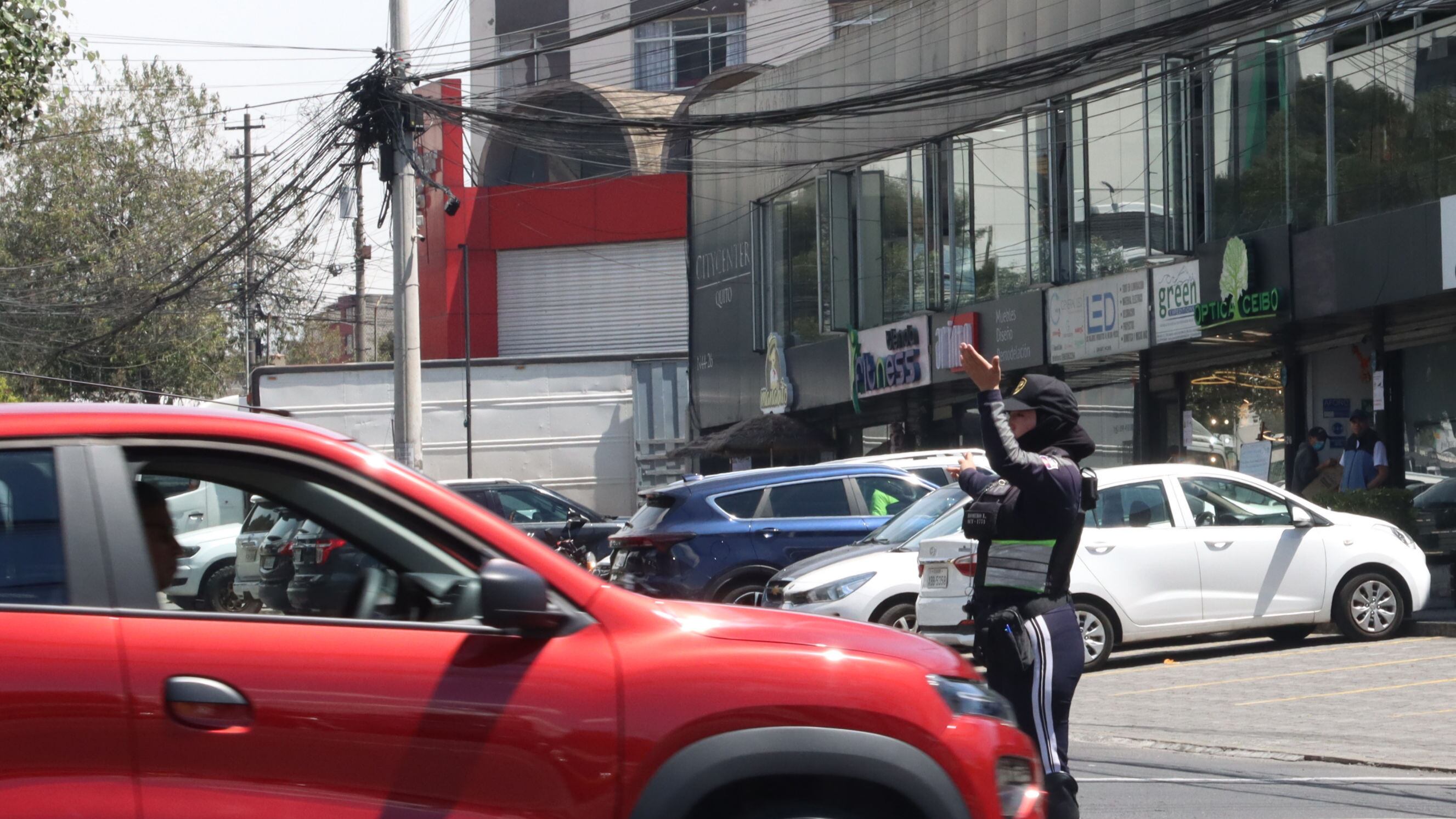 Agentes de Tránsito en el sector de los Shyris y Río Coca ayudan a descongestionar el tránsito durante los cortes de energía.
