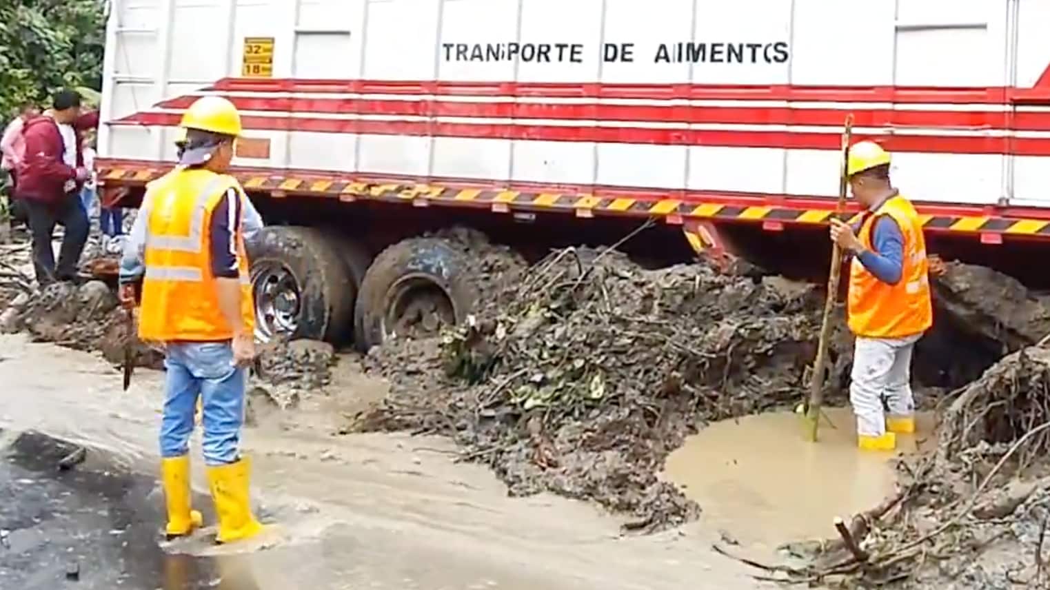 Vía Mitad del Mundo-Río Blanco estará cerrada hasta las 05h00 de este jueves 4 de abril.