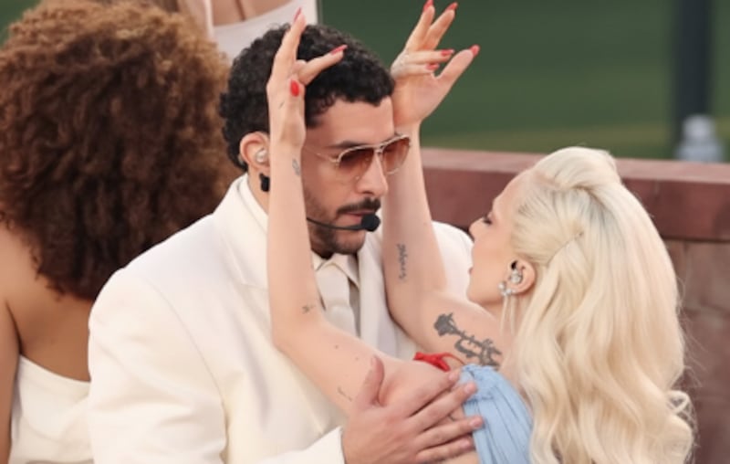 Supuesta coronación de Bad Bunny y Lady Gaga.