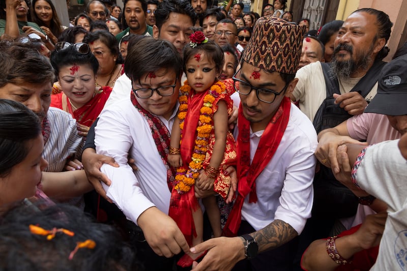 Arya Tara Shakya, de dos años, inicia su rol como la nueva Kumari de Nepal.