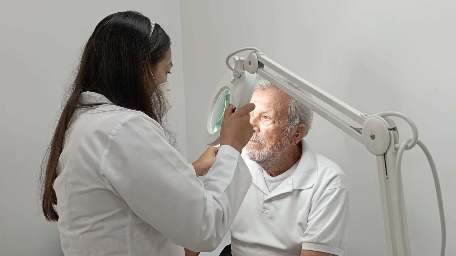 La Dra. Gabriela Crespo atiende a un paciente del Hospital del IESS Ceibos.