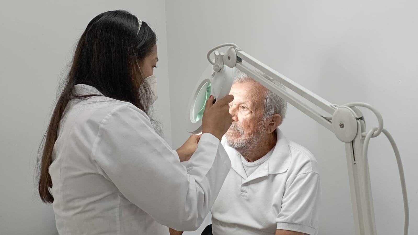 La Dra. Gabriela Crespo atiende a un paciente del Hospital del IESS Ceibos.