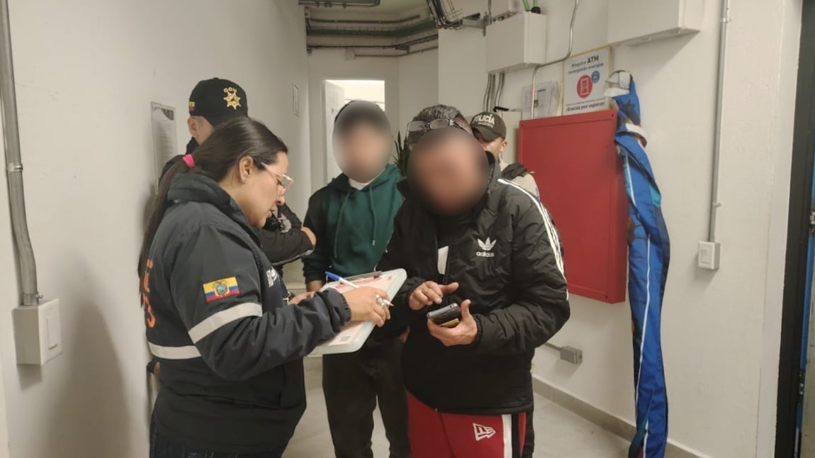Sancionan a dos personas que ingresaron en estado etílico al Metro de Quito: una fue aprehendida por agredir a policías. Fotos: AMC