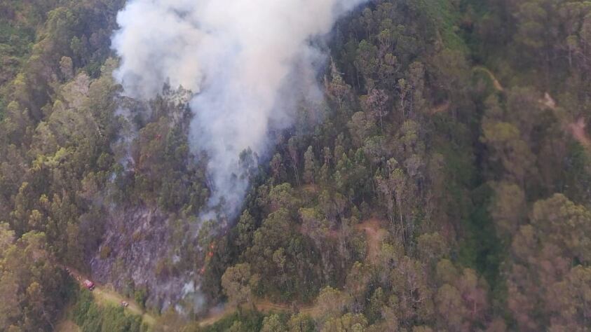 Bomberos llevan más tres horas intentando controlar incendio en San Juan, en Quito