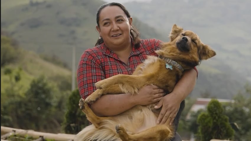 Hachi con su dueña Diana Molina