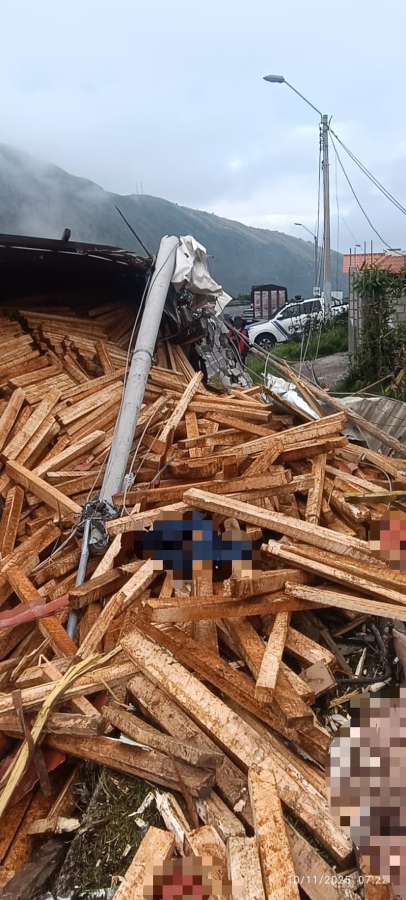 Volcamiento de un camión con madera deja un fallecido en la vía Pifo-Papallacta