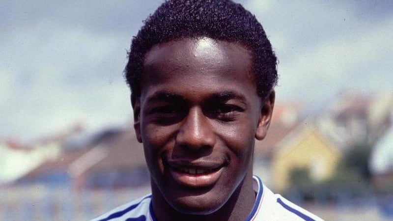 Justin Fashanu, delantero inglés nacido el 19 de febrero de 1961, se convirtió en el primer futbolista profesional en declarar públicamente su homosexualidad en 1990