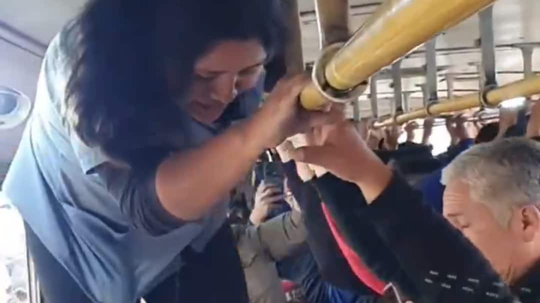 La peculiar estrategia de una controladora de transporte público para cobrar el pasaje