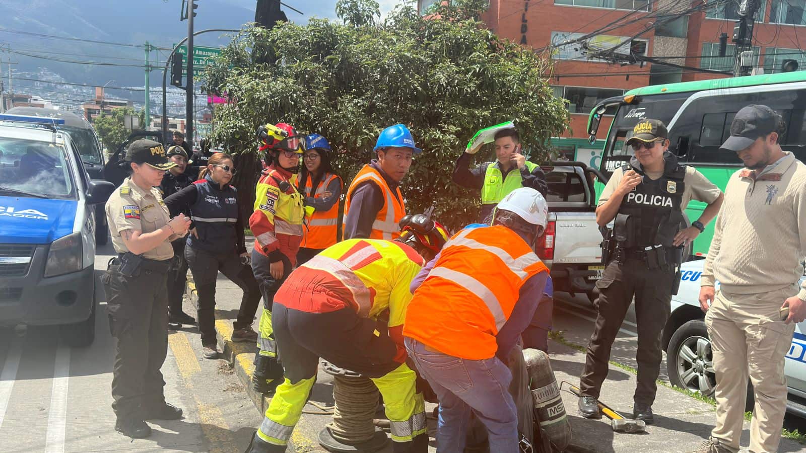 Equipos de inspección salen de alcantarillas cercanas a la cárcel de El Inca sin encontrar novedades en Quito