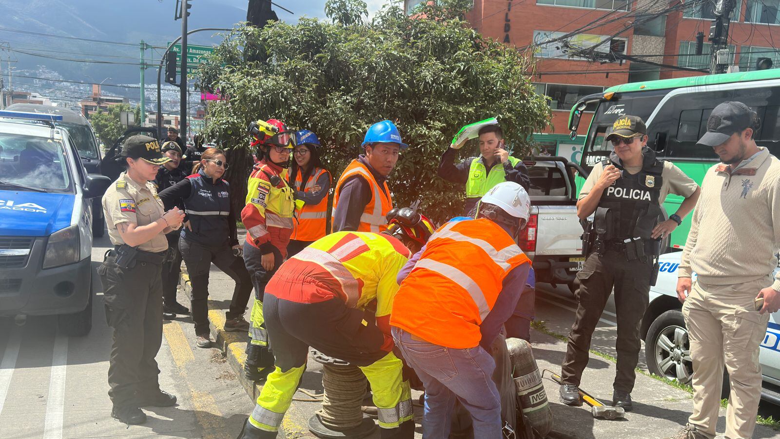 Equipos de inspección salen de alcantarillas cercanas a la cárcel de El Inca sin encontrar novedades en Quito