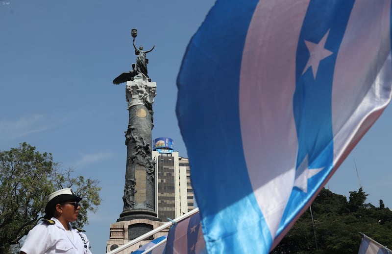 Pregón cívico al pie de la columna de los próceres en el parque Centenario se dio inicio a las fiestas octubrinas, conmemoración de los 204 de independencia de Guayaquil.
