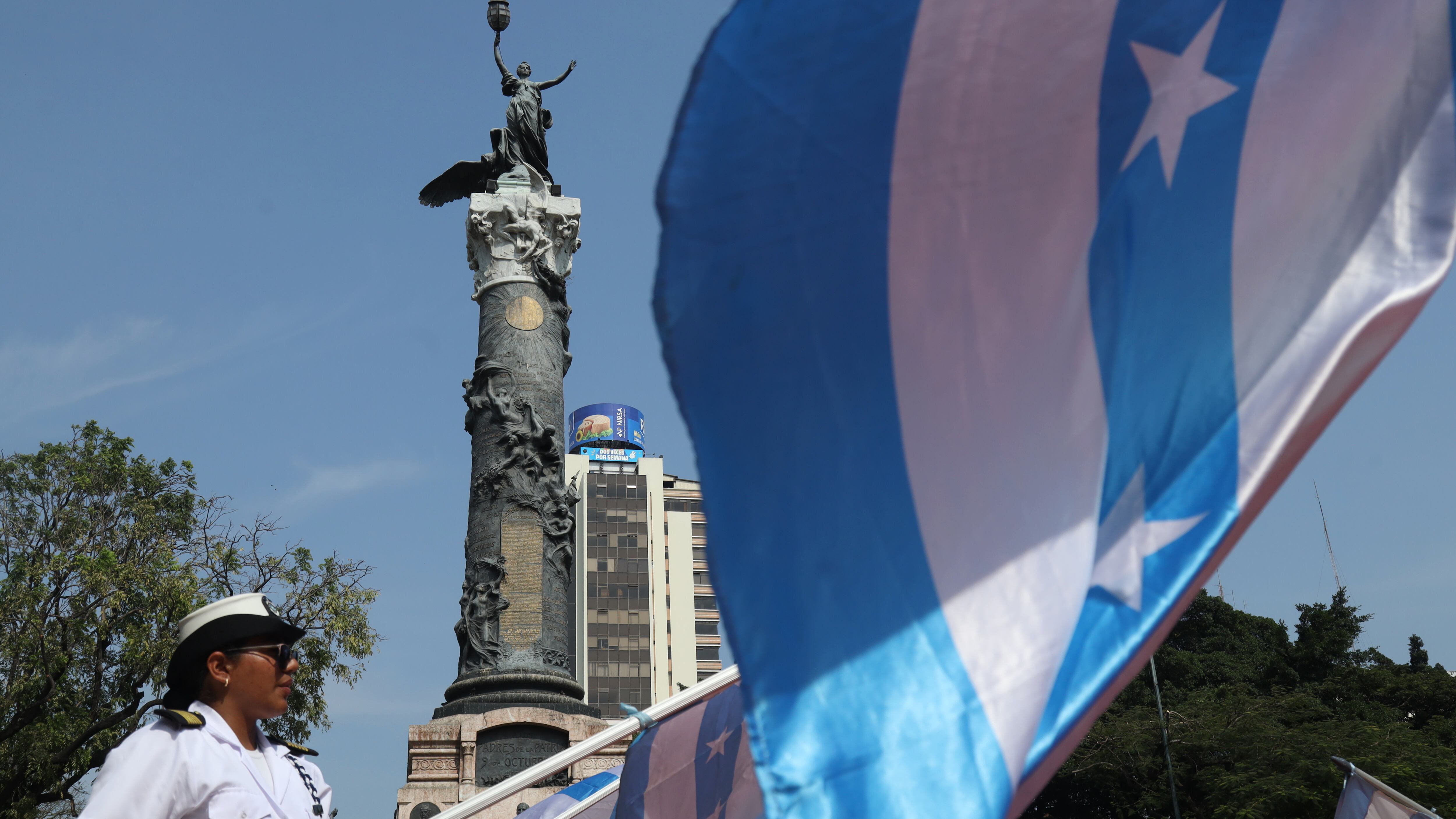 Pregón cívico al pie de la columna de los próceres en el parque Centenario se dio inicio a las fiestas octubrinas, conmemoración de los 204 de independencia de Guayaquil.