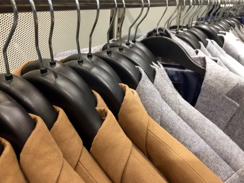 Vestidos, trajes y accesorios marcan la moda navideña 2025 en reuniones y cenas de fin de año.