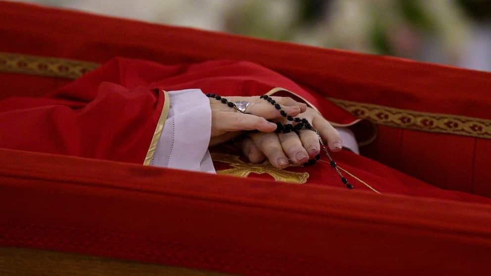 El Vaticano revela las primeras imágenes del Papa Francisco en su féretro: funeral será este sábado