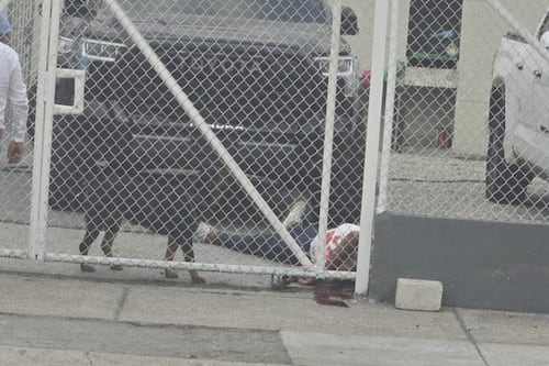 Balearon a un hombre dentro de un patio de autos