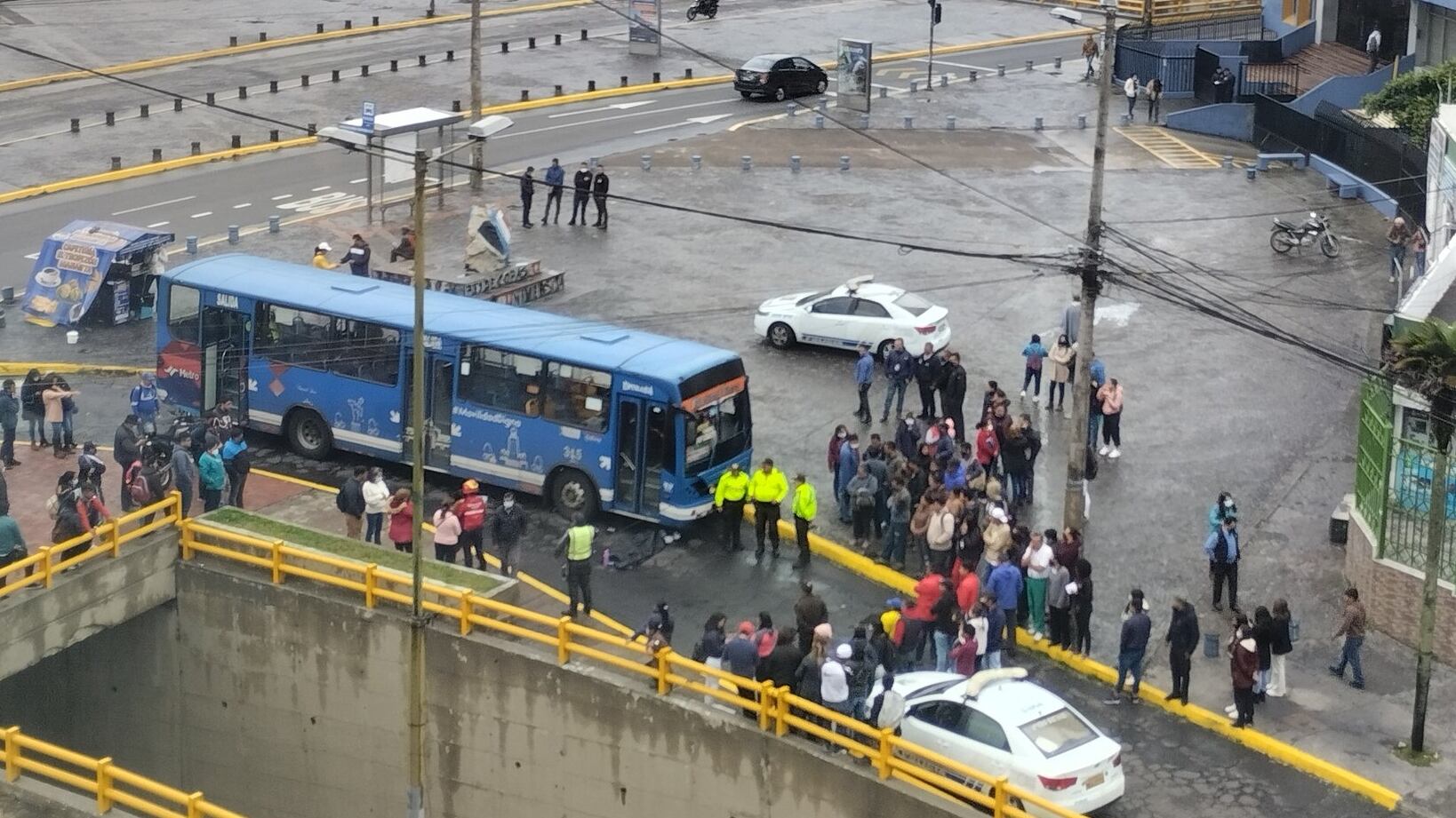 Una estudiante falleció tras ser atropellada por un bus en Quito en la Universidad Central
