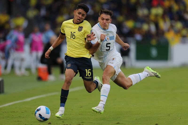 Kendry Páez disputa el balón con Manuel Ugarte Ribeiro de Uruguay en un partido de las Eliminatorias Sudamericanas para la Copa Mundial de Fútbol 2026