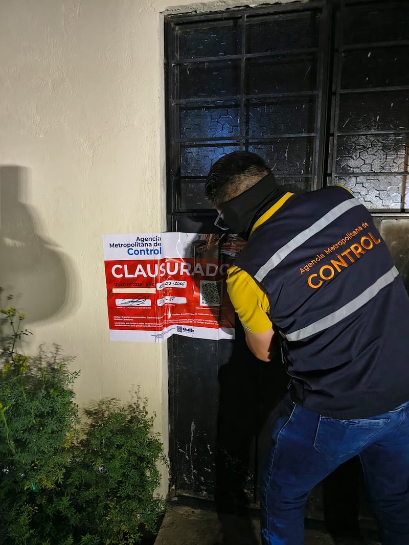Apostaban hasta USD 200 y se promocionaban en redes: clausuran gallera clandestina en Quito. Foto: AMC