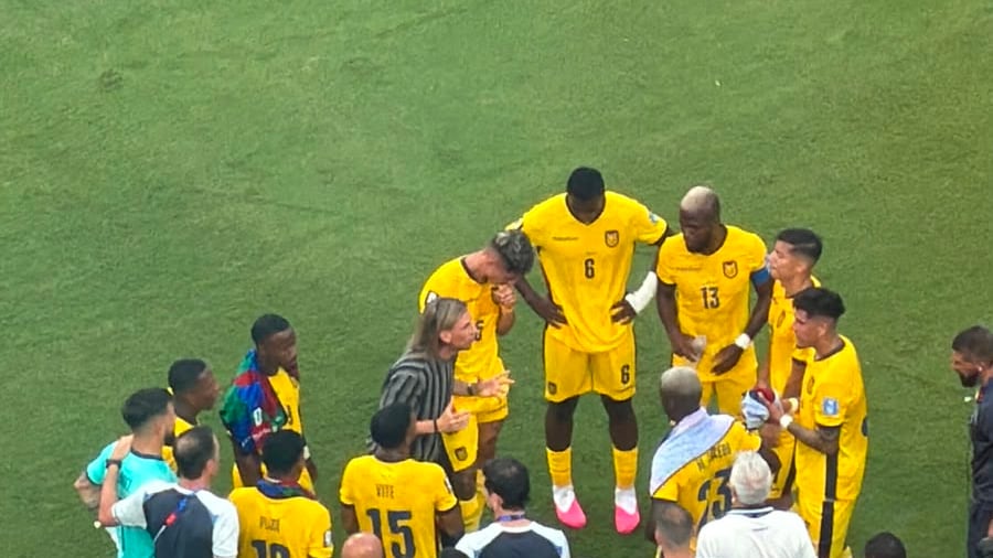 Beccacece aprovechó la hidratación para ordenar a Ecuador: Caicedo, Hincapié, Alcívar y Estupiñán los ‘responsables’